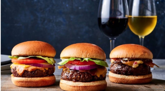 3 hamburgers and a glass of red wine
